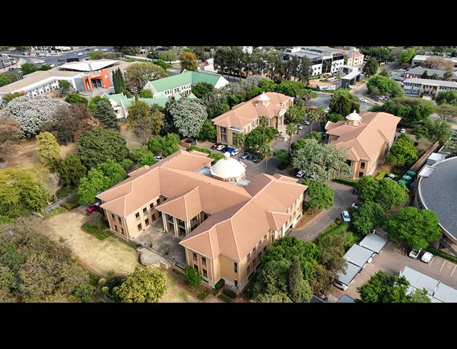 4,790M² OFFICE FOR SALE IN BRYANSTON
